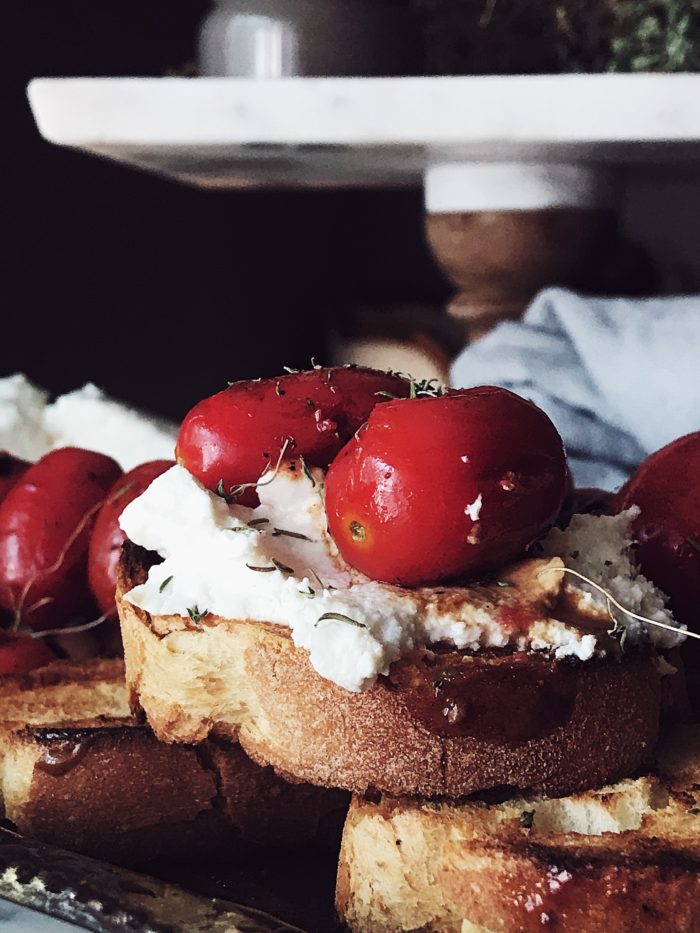 Bruschette sfiziose: bruschetta pomodoro grigliato e ricotta. Scopri la ricetta di questa bruschetta al pomodoro e altre ricette gourmet sul blog di Gourmet Project.