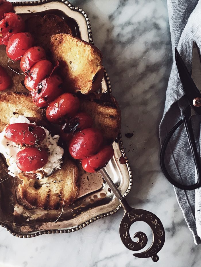 An Italian bruschetta recipe: grilled tomato skewers and ricotta bruschetta. Get this tomato bruschetta recipe and more homemade Italian recipes on Gourmet Project, a Rome based Italian food blog.