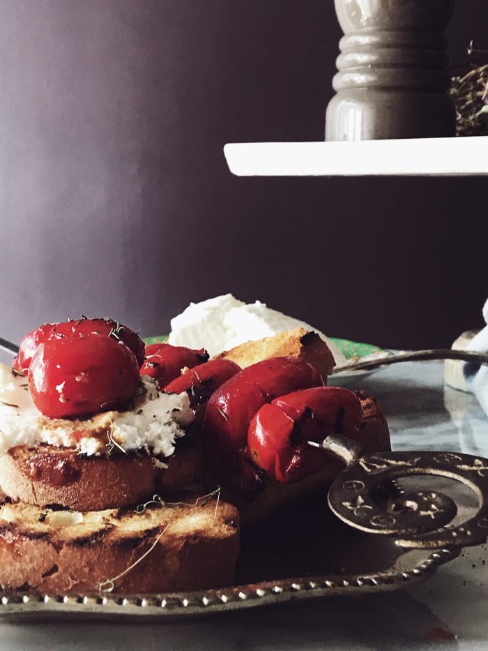 An Italian bruschetta recipe: grilled tomato skewers and ricotta bruschetta. Get this tomato bruschetta recipe and more homemade Italian recipes on Gourmet Project, a Rome based Italian food blog.