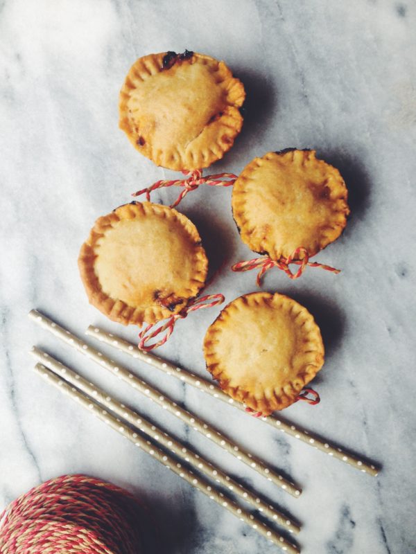 questa è una ricetta perfetta per un brunch party: croccant fuori, morbide dentro tortine di tonno spagnole: l'empanada gallega L’anno scorso ha avuto il suo debutto alla festa della mia squadra di beach volley ed è stata un successone. Quindi ecco a voi la ricetta in versione party che-si-può-mangiare-con-le-mani. Niente coltelli, forchette, ecc! L’impasto è molto simile a quello del pie, da qui il nome Spanish Pies.