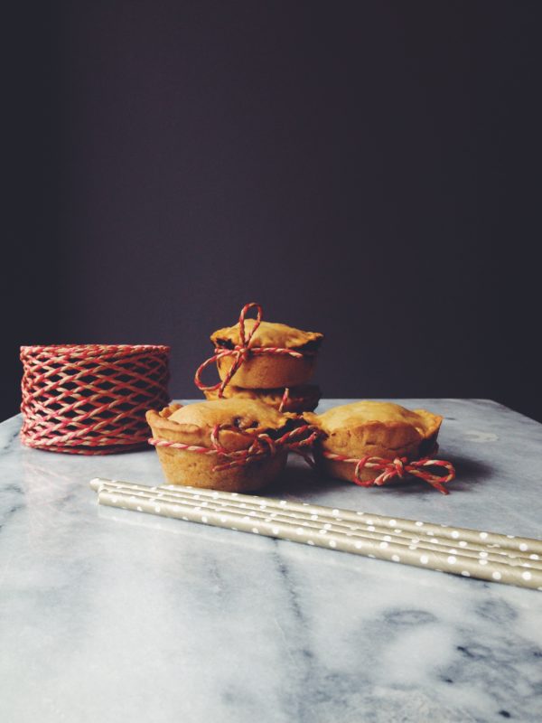 questa è una ricetta perfetta per un brunch party: croccant fuori, morbide dentro tortine di tonno spagnole: l'empanada gallega L’anno scorso ha avuto il suo debutto alla festa della mia squadra di beach volley ed è stata un successone. Quindi ecco a voi la ricetta in versione party che-si-può-mangiare-con-le-mani. Niente coltelli, forchette, ecc! L’impasto è molto simile a quello del pie, da qui il nome Spanish Pies.