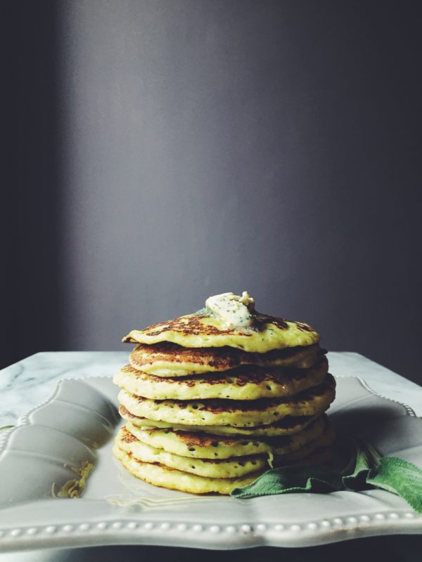 soffici pancake salati di patate e parmigiano, con burro alla salvia