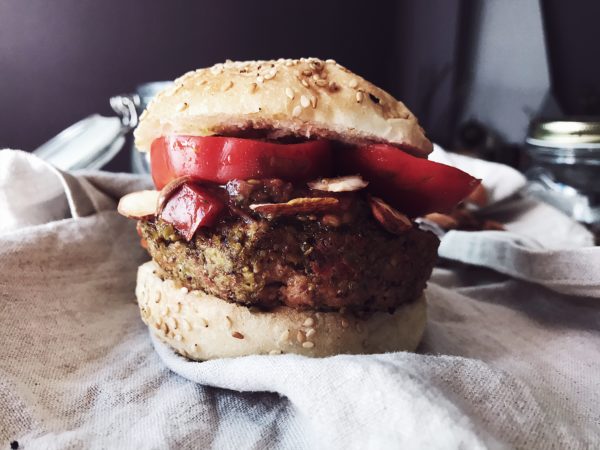 tonno, menta, mandorle, pistacchi, pomodori secchi e freschi, ecco un’esplosione di sapori siciliani: tutto in un splendido hamburger di tonno