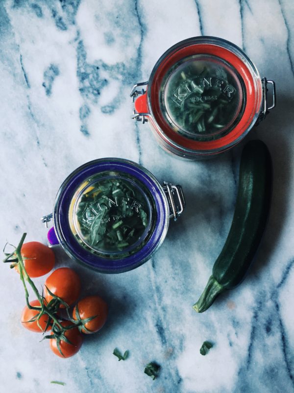 pasta salad in a jar healthy recipe: a cold Summer pasta salad with cherry tomatoes, raw zucchini and arugula