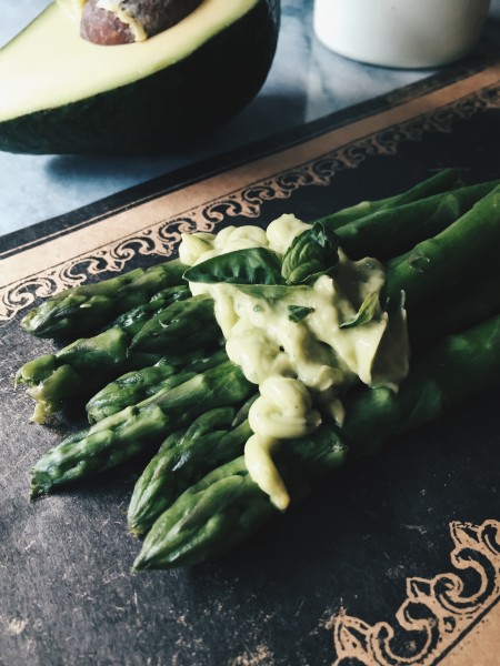 crema di avocado con olio, limone e basilico