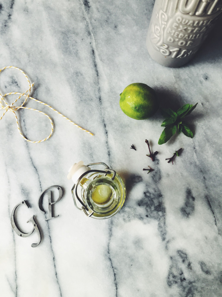 olio aromatizzato al limone (o lime) e basilico