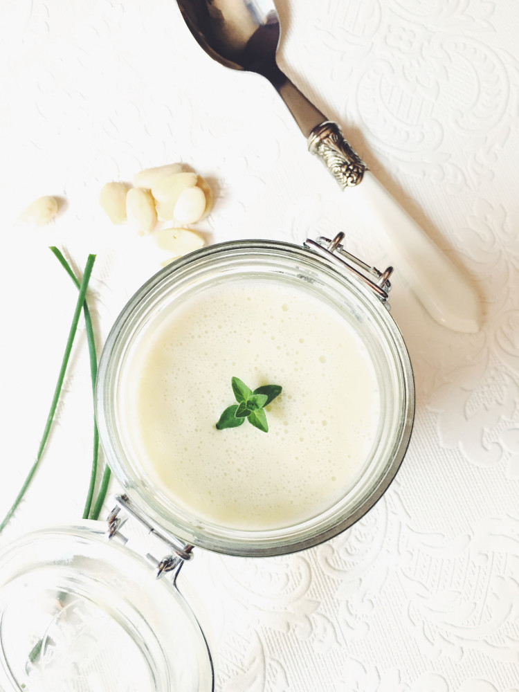 come andare elegantemente in bianco e rendere deliziose le cene estive: il gazpacho bianco