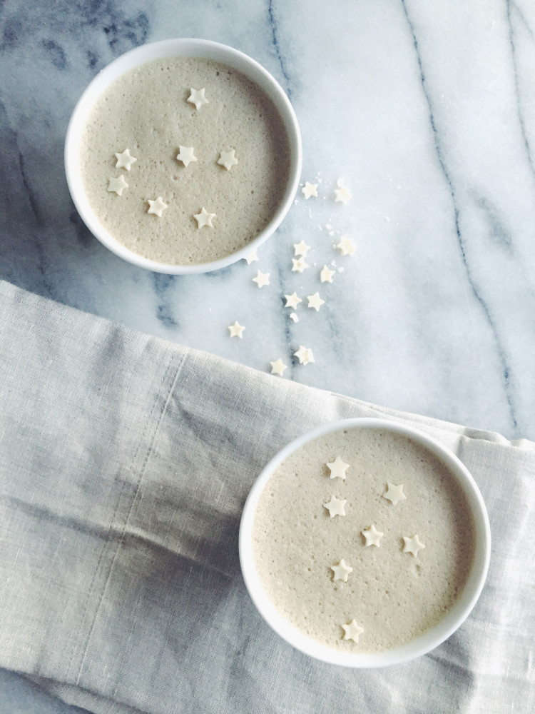 una bianca, soffice, elegante e saporita mousse al tè, senza lattosio, fatta con crema e latte di cocco: il perfetto dessert estivo