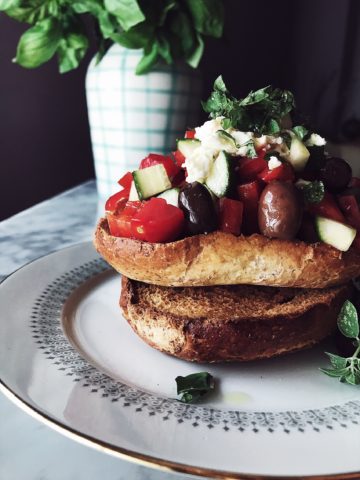 L'insalata cretese autentica, quella con la frisella, la feta, i pomodorini e le olive. Prova questa e alttre ricette greche su Gourmet Project.
