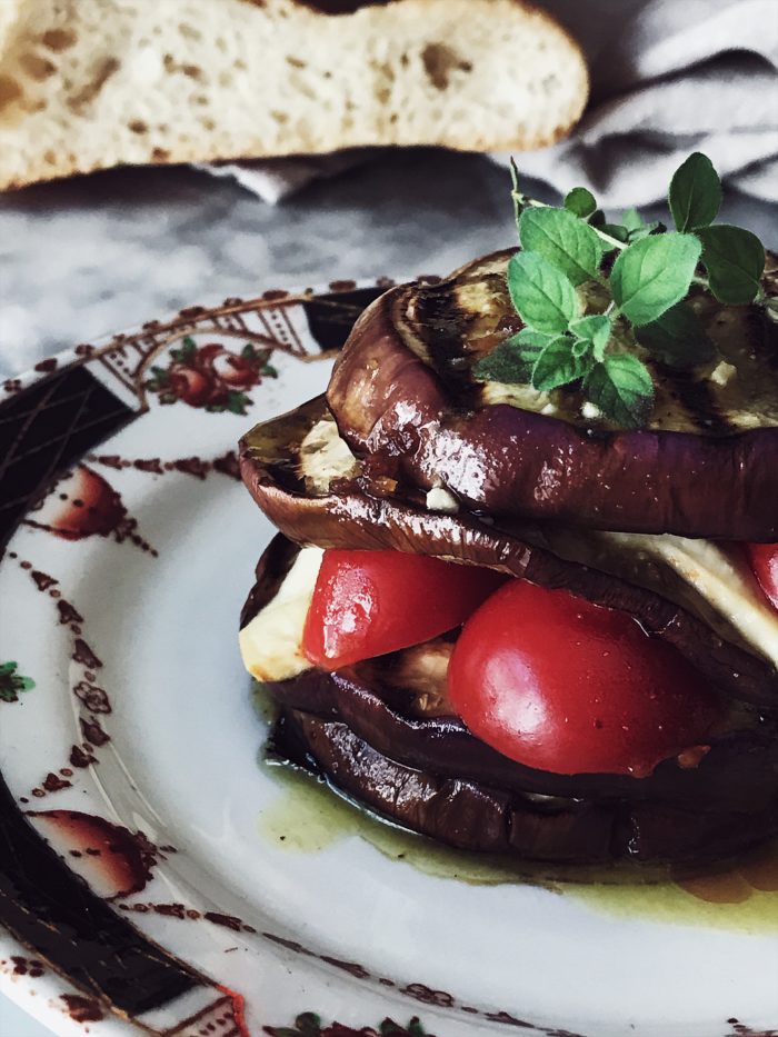 ricette con melanzane grigliate: melanzane, ricotta salata, pomodori e basilico