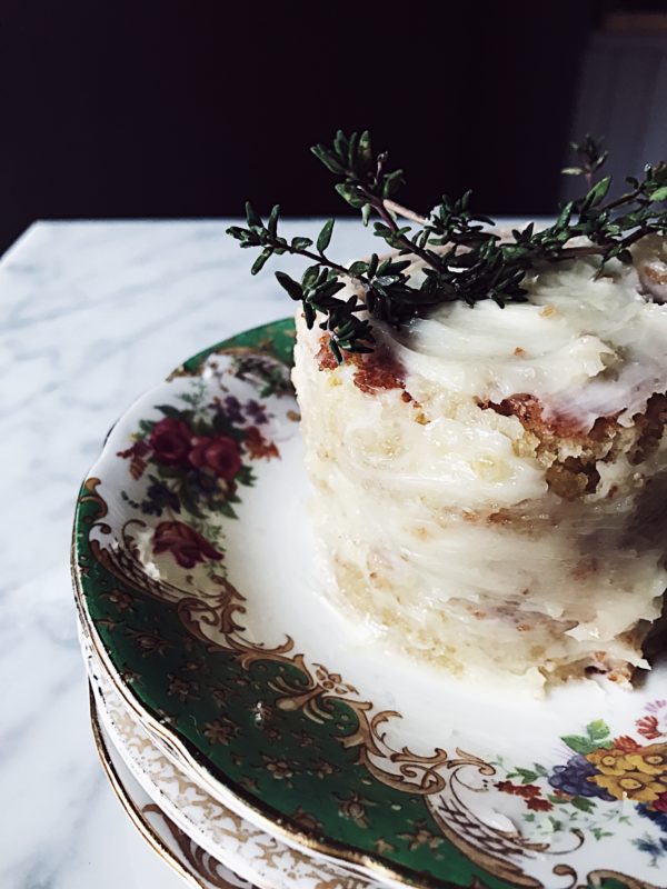Una torta caprese bianca, al cioccolato bianco, con buttercream al miele e timo.