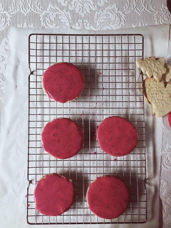 la ricetta della glassa al melograno: colorante naturale, risultati brillanti e biscotti deliziosi