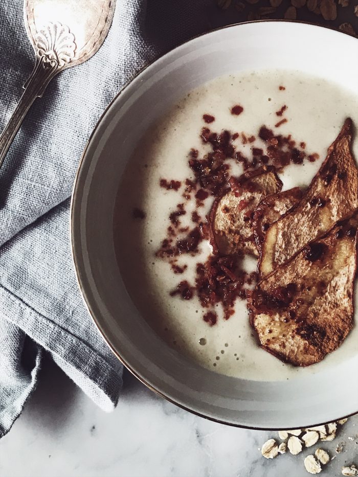 Savory oatmeal recipes: oatmeal soup with pear crisps and prosciutto crumble. Get this and more healthy Italian recipes on Gourmet Project, a Rome based Italian food blog.