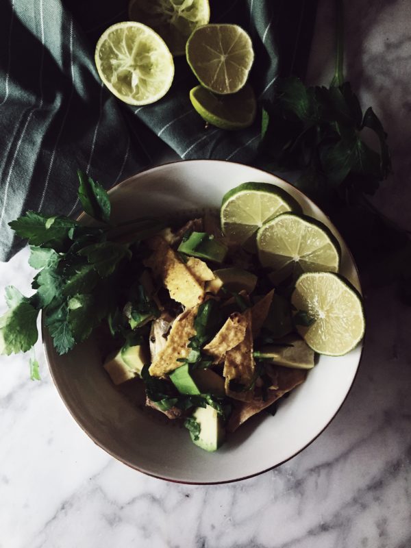 sopa de lima in versione invernale, con l’aggiunta di arance. brodo caldo, avocado e tortilla fritte e croccanti.