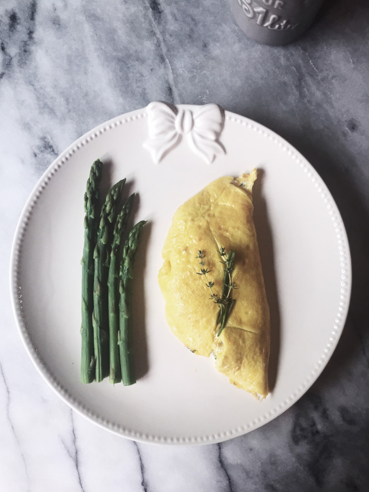 morbida omelette di asparagi con cremosa ricotta, timo ed erba cipollina