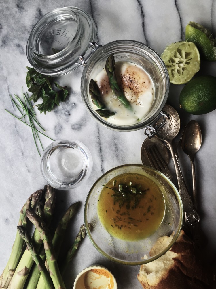 uova en cocotte (=vasocottura), condite con una vinaigrette alla tequila e pronte per l'inzuppo