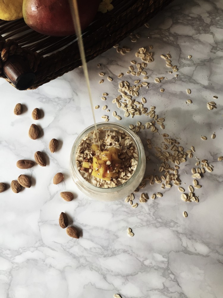 fermentazione fatta in casa: super-sani fiocchi di avena fermentati nello yogurt per una notte, con mango e granella di mandorle