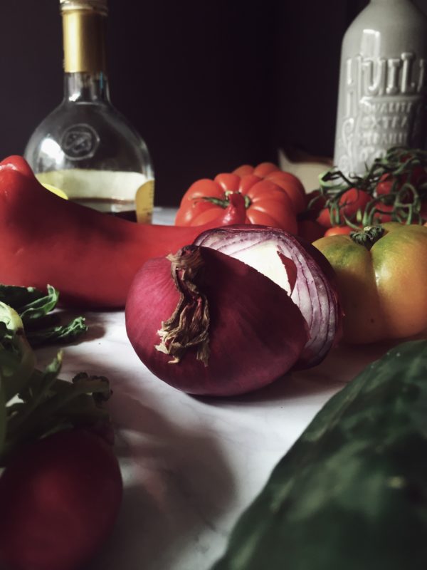 una ricetta di gazpacho facile, con viole del pensiero