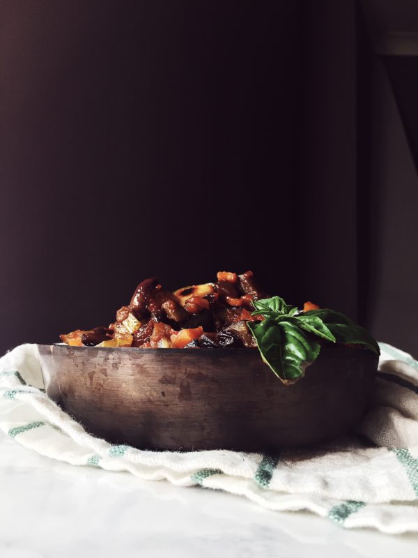 caponata siciliana di melanzane, con mandorle, miele, olive e basilico