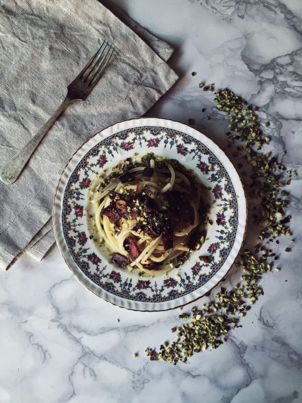 pasta con pesto di pistacchi, fatto con olio d'oliva e noce moscata. più la pancetta, per il croccante