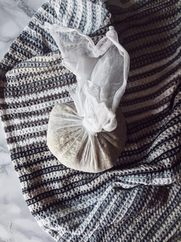 una granita di mandorle, fatta con il latte di mandorla al miele, la gelatiera, o una forchetta