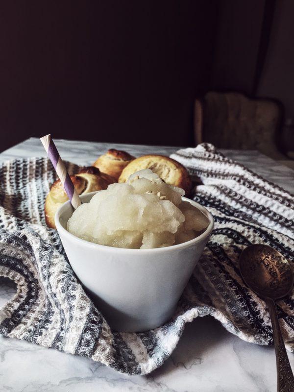 una granita di mandorle, fatta con il latte di mandorla al miele, la gelatiera, o una forchetta