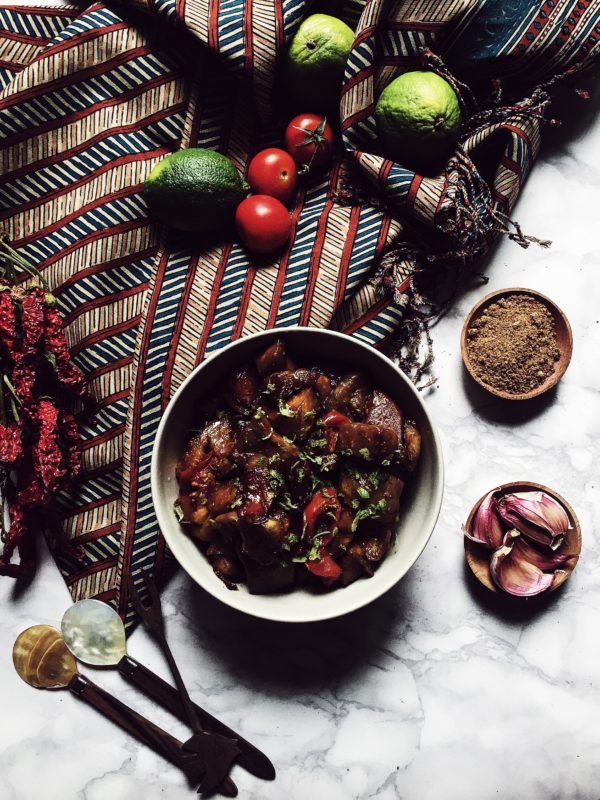 cucinare con il wok: melanzane alla balinese con salsa di soia, pomodori e scorza di lime