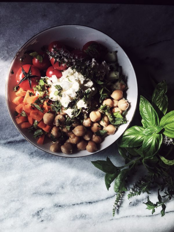 insalata di ceci e feta, con pomodori, carote, cetrioli e tanta mentae basilico freschi