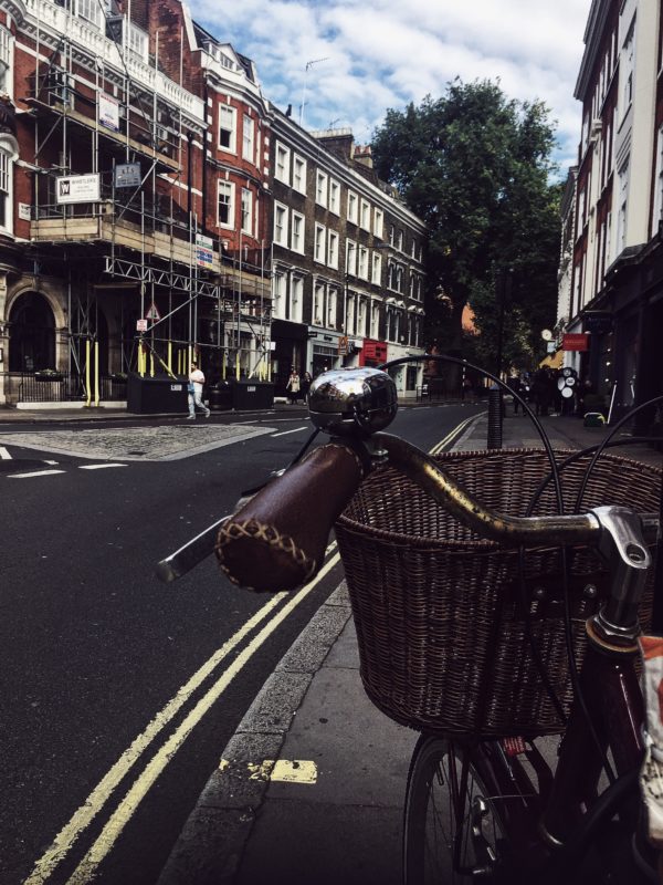 Here are my London’s 2016 adventures, let’s call it my gourmet guide to London, 2016… cause things change . Doing Fell in love with Biscuiteers: an icing (!!!!) café. Discovered London’s so called Nappy Valley. Like every time I go there, had my girly walk at Marylebone, collecting inspiration at the Conran Shop and pit stopping at the Natural Kitchen for a chai latte. This time I also crossed the street to buy Pierre Marcolini’s 5 pounds eclairs (yes I know, but you know…) and headed to a bench in the park for a luxurious choco breakfast, the way I like it. Antique shopped at the Jubilee Market in Covent Garden (Mondays are for antiques). Went to the National Portrait Gallery for Picasso, but ended up visiting Eggleston...
