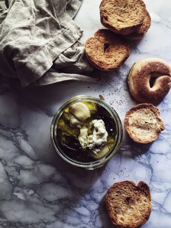 Per antipasti sfiziosi: provate a marinare la stracciatella! Scopri come farla e altre ricette gourmet su Gourmet Project.