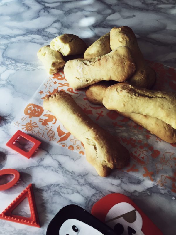 ossa di morto, biscotti di Halloween siciliani, da inzuppare nel latte o nel vino, a seconda dell'umore