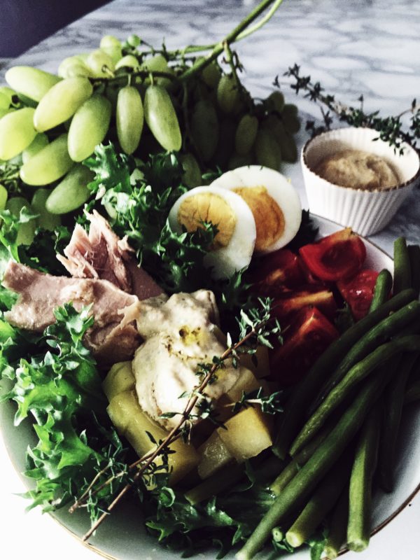 la ricetta dell'insalata nizzarda, con mostarda fatta in casa al succo d'uva