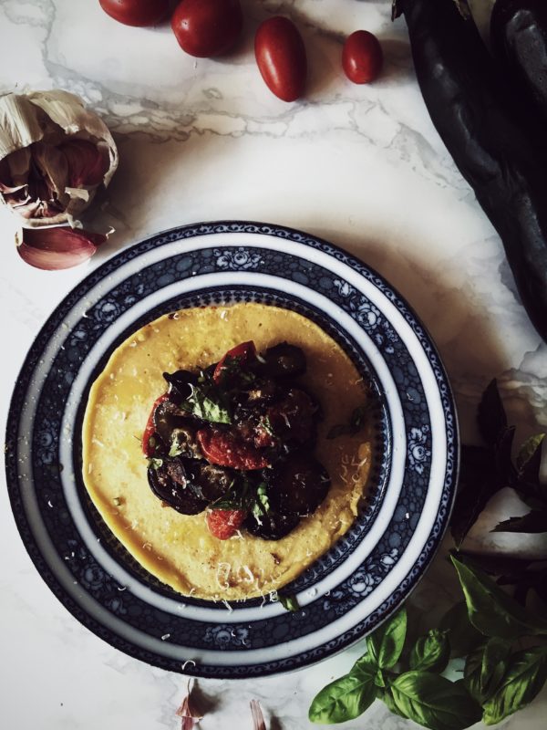 Ricette con farina di ceci: dalla Francia, la facilissima socca di ceci. Io l'ho fatta con pomodori e melanzane. Scopri la ricetta su Gourmet Project.