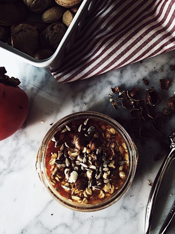 una ricetta di porridge di avena, senza latte: con dolce e delizioso cachi