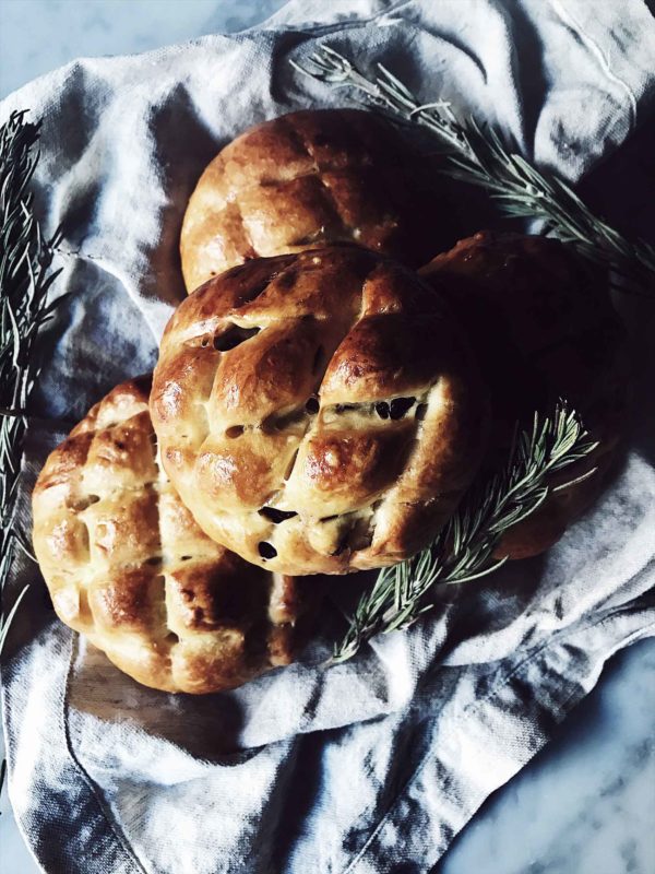 Una ricetta della cucina Toscana: il pan di ramerino, pane dolce al rosmarino con uvetta.