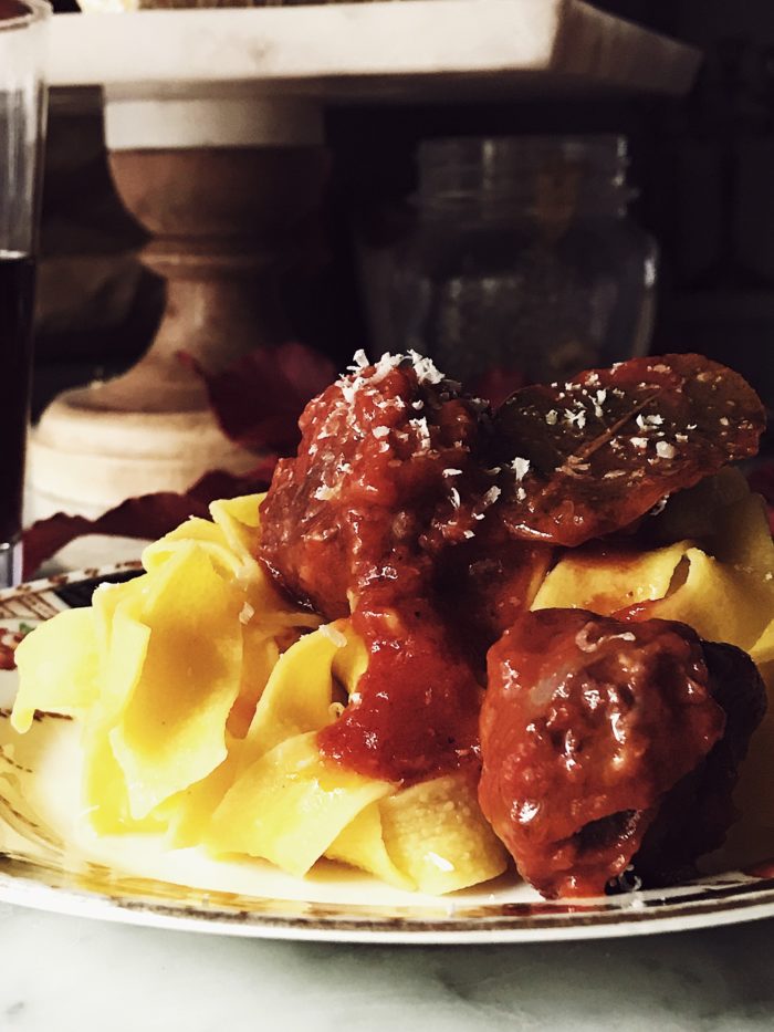 A very Italian sausage pasta recipe: a tomato sauce with locally grown pork sausages, spices and a dash of wine. Get it on Gourmet Project.