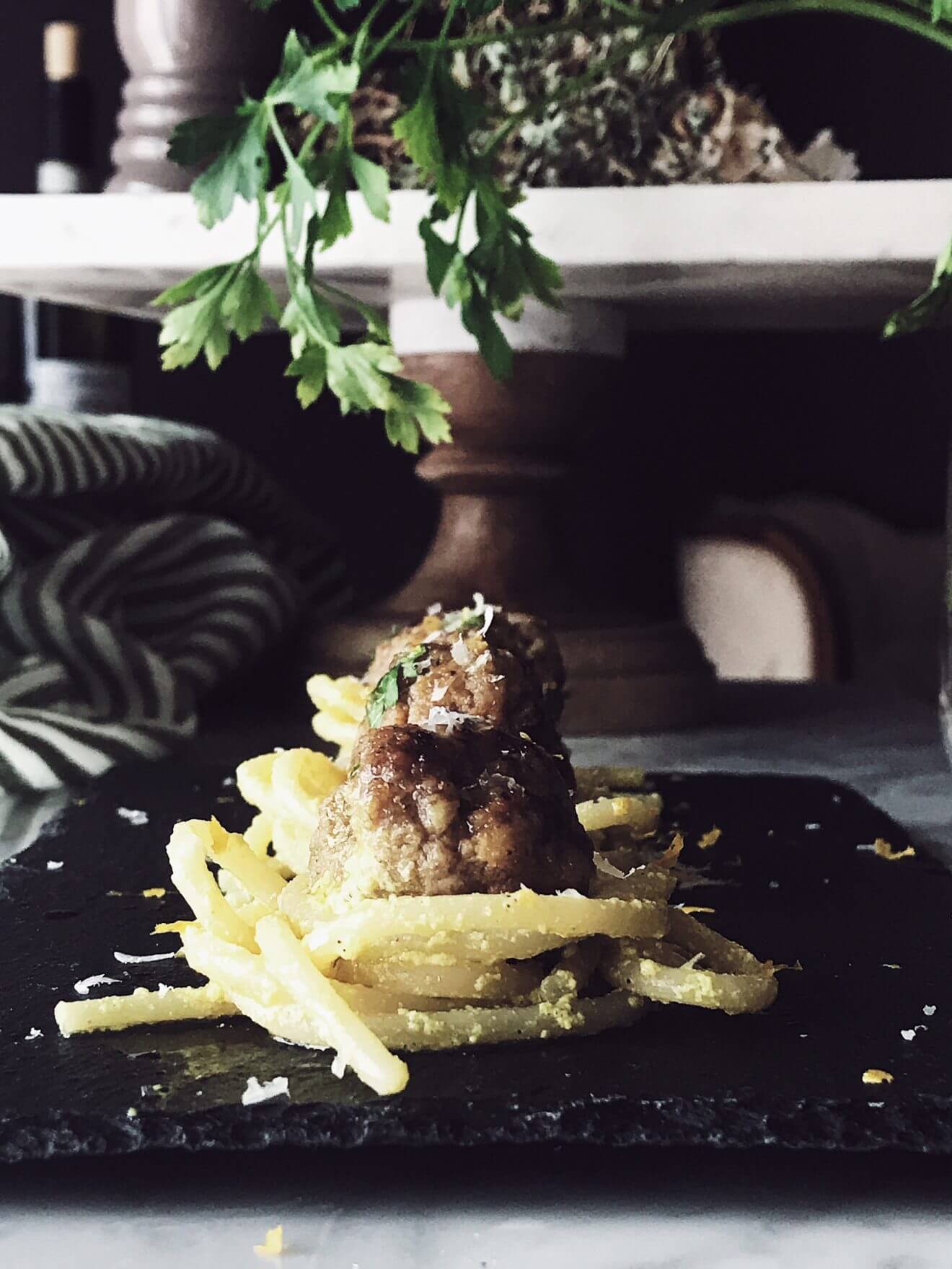 spaghetti and meatballs recipe with lemon from Italy #gourmetproject #italianrecipes #pastarecipes spaghetti and meatballs recipe with lemon from Italy
