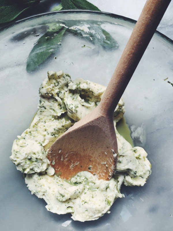 How to make butter and flavor it: the sage homemade butter recipe