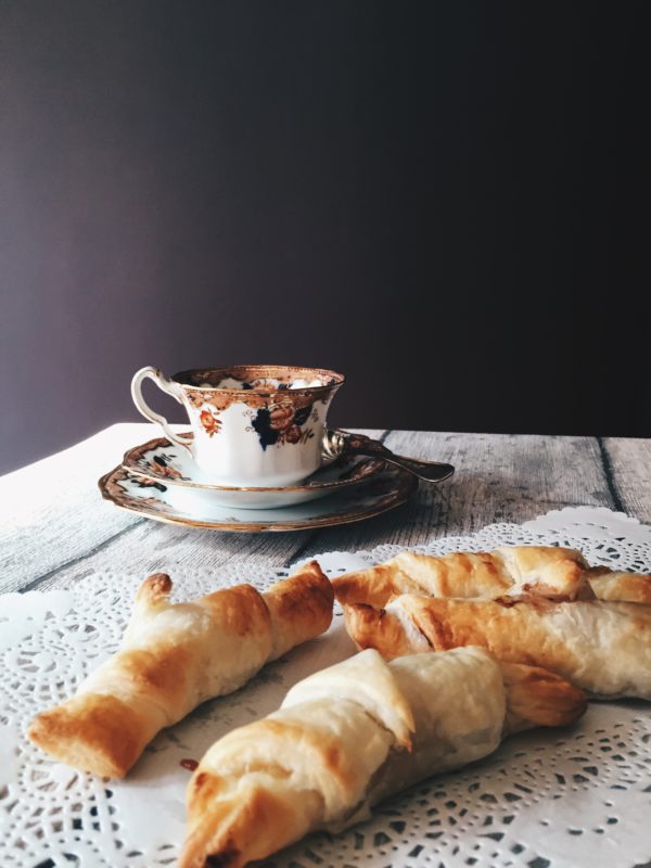 Puff pastry recipes: peanut butter & jelly croissants for a sweet winter morning. Get this and more gourmet recipes on Gourmet Project.