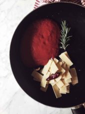 easy, vegetarian and healthy one pan pasta recipes: tomato, rosemary and chili