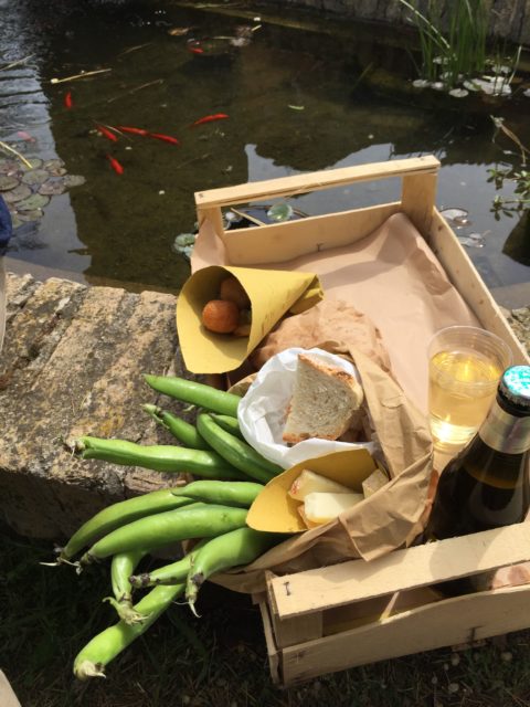 I love Floracult: the first of my Spring Traditions. It's a great flower fair in Rome, in the Fendi sister's manor in the countryside, where you can find wonderful, colorful, extravagant things. I made a few pictures to show you the beauty of this outdoors festival.