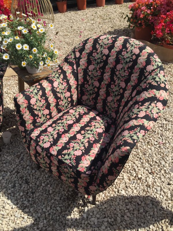 I love Floracult: the first of my Spring Traditions. It's a great flower fair in Rome, in the Fendi sister's manor in the countryside, where you can find wonderful, colorful, extravagant things. I made a few pictures to show you the beauty of this outdoors festival.