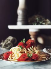 A roasted tomato sauce recipe that is easy to make, tasty and healthy. Get this and more authentic Italian recipes on GP, a Rome based Italian food blog.