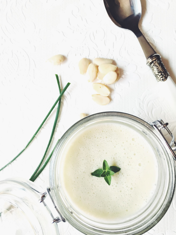 White gazpacho recipe with almonds and cucumbers: a chilled soup for Summer alfresco dinners.