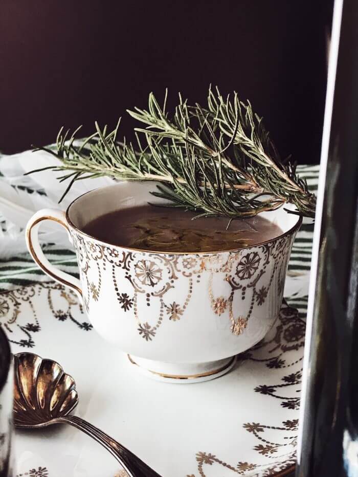 Pancetta gravy recipe made with red wine and rosemary #gourmetproject #italianrecipes #thanksgiving Pancetta gravy recipe made with red wine and rosemary