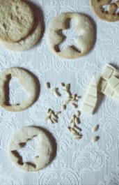 Mascarpone frosting recipe with white chocolate and pine nuts #gourmetproject #christmascookies