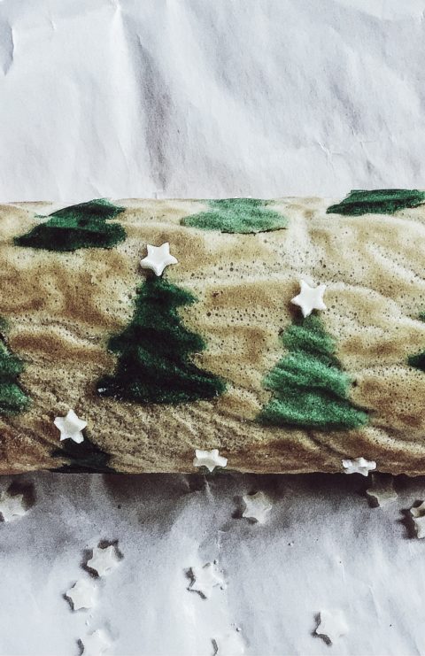 The deco cake roll recipe: a swiss roll filled with nutella and decorated with green christmas trees.