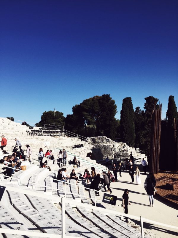 teatro greco di siracusa: vedete il cambio della luce a mano a mano che procede lo spettacolo?