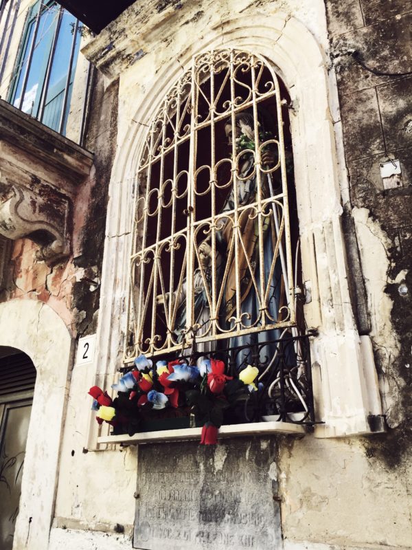 finestra floreale a Ortigia