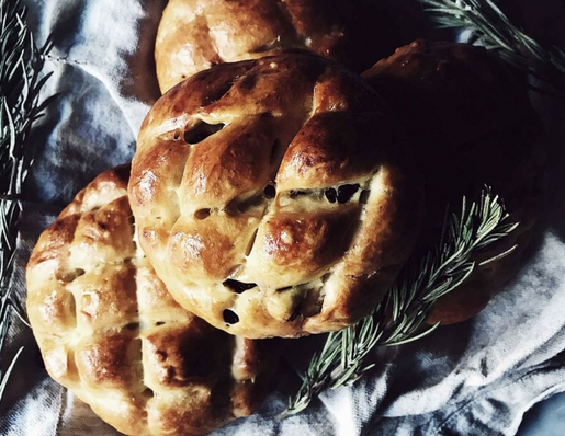 Italian Easter bread: sweet Pan di Ramerino from Tuscany